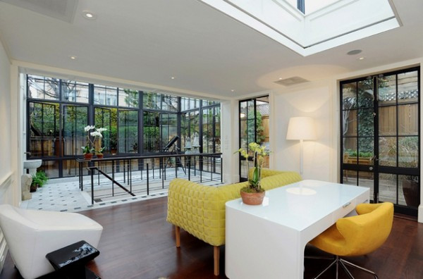 Phòng ngủ này thì đặc biệt với một chiếc gương lớn làm điểm nhấn Phòng ngủ với của sổ rộng lớn, bức tranh đầu giường thật lạ Phòng bếp mang phong cách châu Âu, tiện nghi và hiện đại, đặc biệt với không gian mở trên mái đón ánh sáng và không khí từ bên ngoài