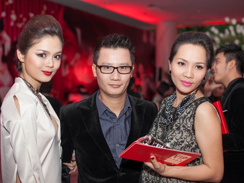 Người mẫu Tuyết Ngọc, ca sĩ Hoàng Bách vui vẻ chụp ảnh lưu niệm. Người mẫu Tuyết Ngọc, ca sĩ Hoàng Bách vui vẻ chụp ảnh lưu niệm