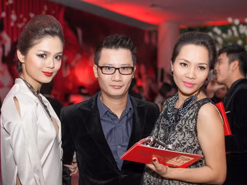 Người mẫu Tuyết Ngọc, ca sĩ Hoàng Bách vui vẻ chụp ảnh lưu niệm