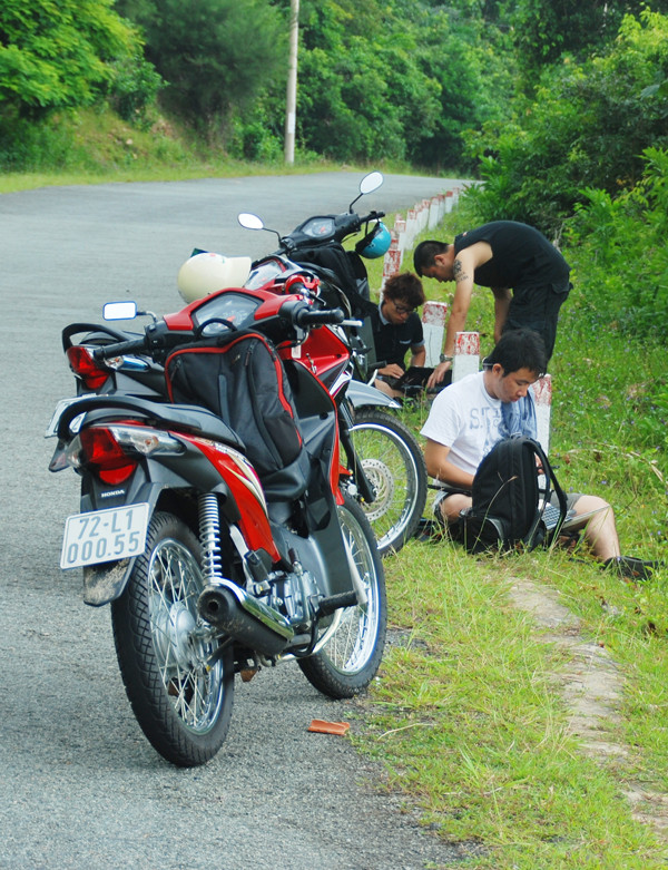 Và tranh thủ đưa ngay hình ảnh lên mạng phục vụ bạn đọc. Ảnh: Trọng Thịnh