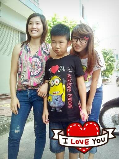 Cậu nhóc tỏ vẻ nũng nịu khi được các chị lớn quan tâm...