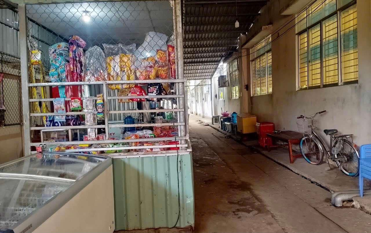 Căng tin Trường Tiểu học Thị trấn Một Ngàn gia đình anh Nguyễn Văn Nhàn đang thừa hưởng lại việc kinh doanh sau khi cha mẹ anh qua đời.