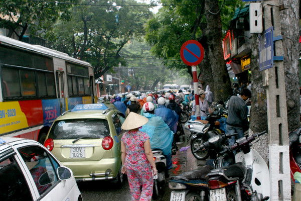 Cả tuyến phố Trần Nhân Tông bị ách tắc