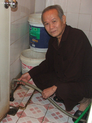 Đã nhiều ngày gia đình ông Lê Đình Hòa khốn khổ vì không có nước sạch