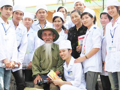 Ông Khiết giao lưu với sinh viên trường Trung cấp Y dược Đức Thiện ở Thanh Hóa. Ông Khiết giao lưu với sinh viên trường Trung cấp Y dược Đức Thiện ở Thanh Hóa