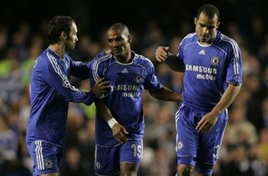 Malouda chia vui cùng đồng đội sau bàn thắng vào lưới Schalke