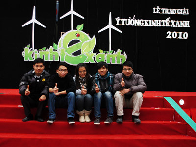 Thắng và các bạn tại Lễ trao giải Ý tưởng kinh tế xanh 2010. Ảnh: Nhân vật cung cấp