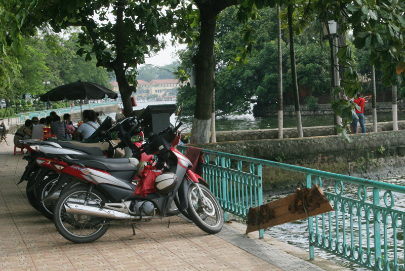 Bãi gửi xe trước chùa Trấn Quốc người ta phải dùng gỗ để gá lại