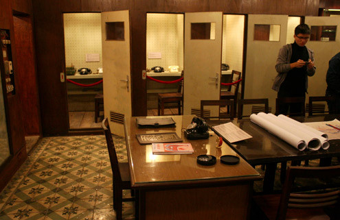 Nằm liền kề với phòng Giao ban là phòng Trực ban tác chiến, rộng 34 m2, nơi tập trung hệ thống trang thiết bị máy móc, bộ đàm, sa bàn... phục vụ cho công tác chi huy tác chiến. Nằm liền kề với phòng Giao ban là phòng Trực ban tác chiến, rộng 34 m2, nơi tập trung hệ thống trang thiết bị máy móc, bộ đàm, sa bàn... phục vụ cho công tác chi huy tác chiến