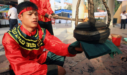  Sau đó, dùng khăn ướt nắm cơm thành từng nắm. Cơm yêu cầu phải chín, dẻo, thơm.