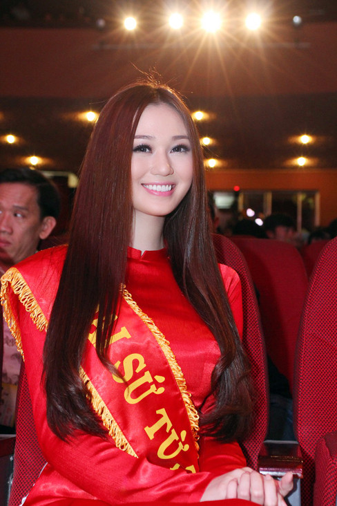 Khánh My xuất hiện duyên dáng với tà áo dài trong vai trò đại sứ từ thiện