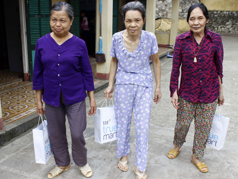 Các cụ già ở Trung tâm Bảo trợ Xã hội tình nhận quà