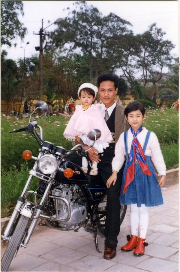 Chụp hình cùng bác và em gái