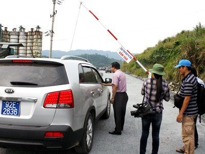 Xe chủ tịch, bí thư tỉnh Quảng Nam cũng bị kiểm tra, phóng viên phải xuống xe