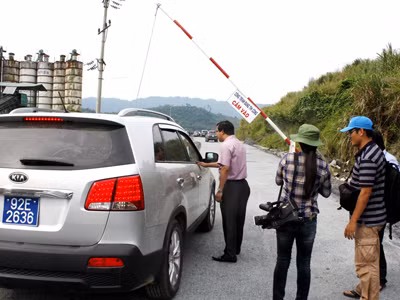 Xe chủ tịch, bí thư tỉnh Quảng Nam cũng bị kiểm tra, phóng viên phải xuống xe