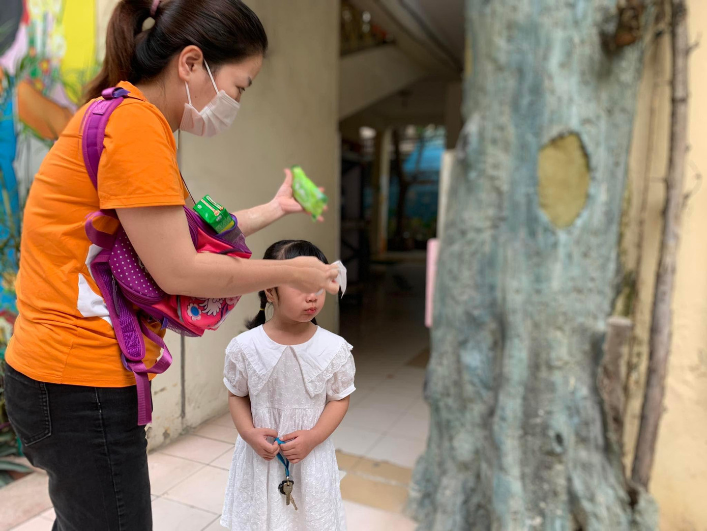 Nhiều học sinh khóc hết nước mắt dẫn đến nôn trớ Nhiều học sinh khóc hết nước mắt dẫn đến nôn trớ