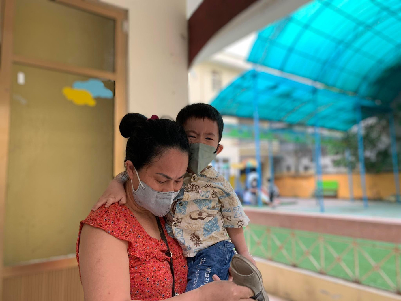 Bà và cháu trong ngày đầu tiên đến lớp Bà và cháu trong ngày đầu tiên đến lớp