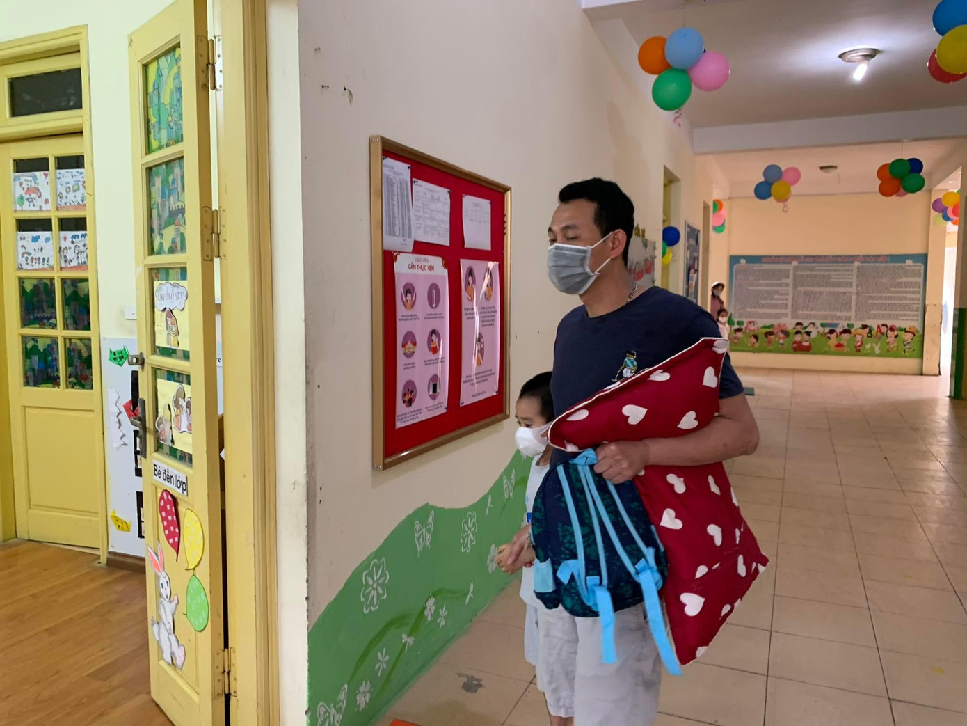 Nhiều phụ huynh chuẩn bị chăn, gối cho con trong ngày đầu đến trường Nhiều phụ huynh chuẩn bị chăn, gối cho con trong ngày đầu đến trường