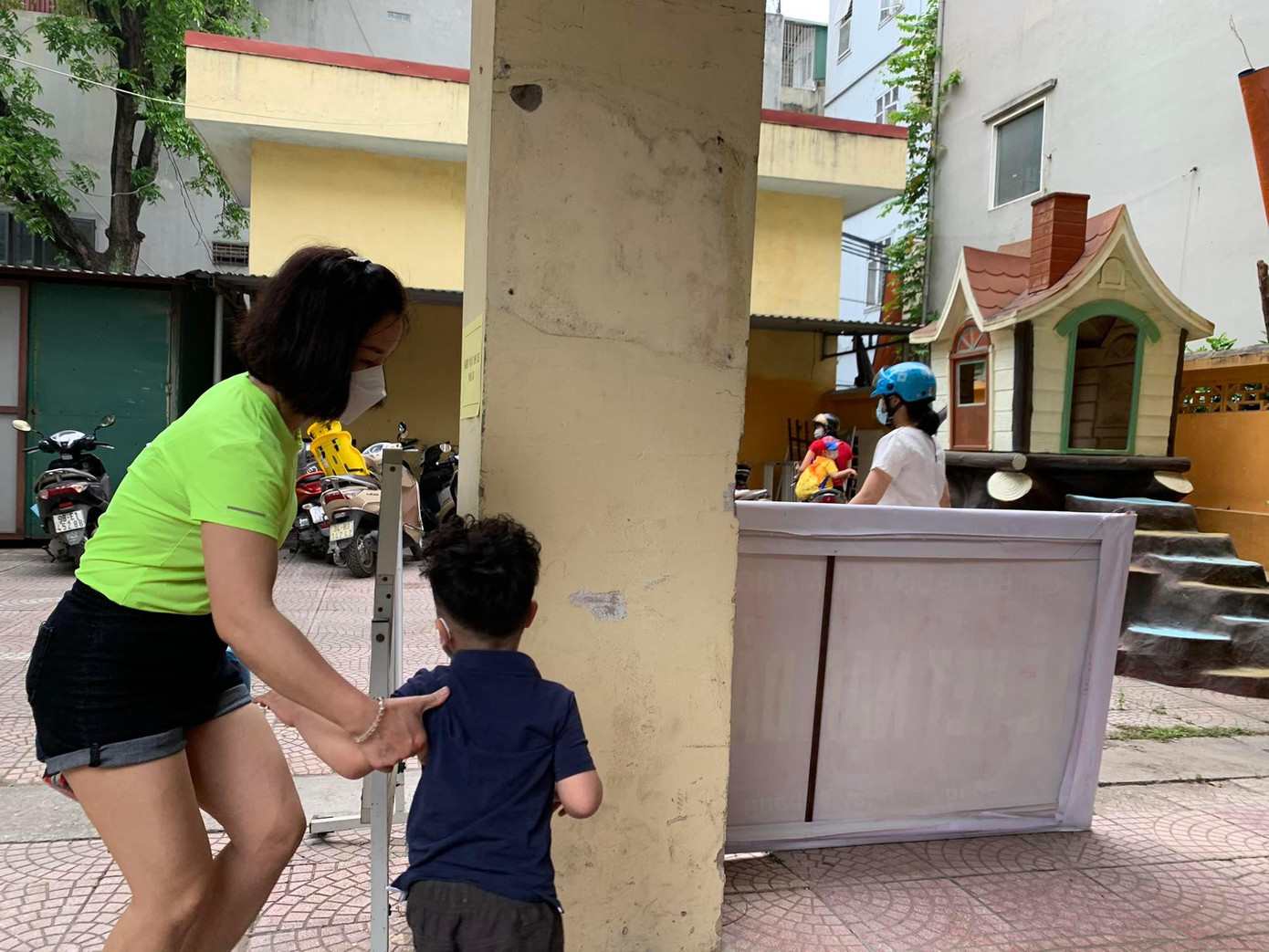 Có trẻ sau khi mẹ dắt vào trường nhất quyết đòi về nhà Có trẻ sau khi mẹ dắt vào trường nhất quyết đòi về nhà