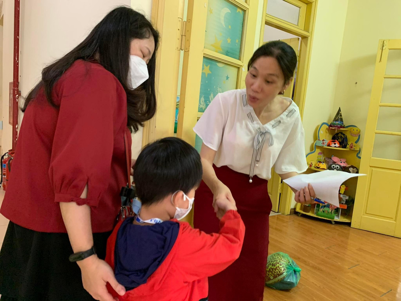 Nhiều học sinh vui vẻ, bắt tay cô sau 11 tháng nghỉ ở nhà Nhiều học sinh vui vẻ, bắt tay cô sau 11 tháng nghỉ ở nhà