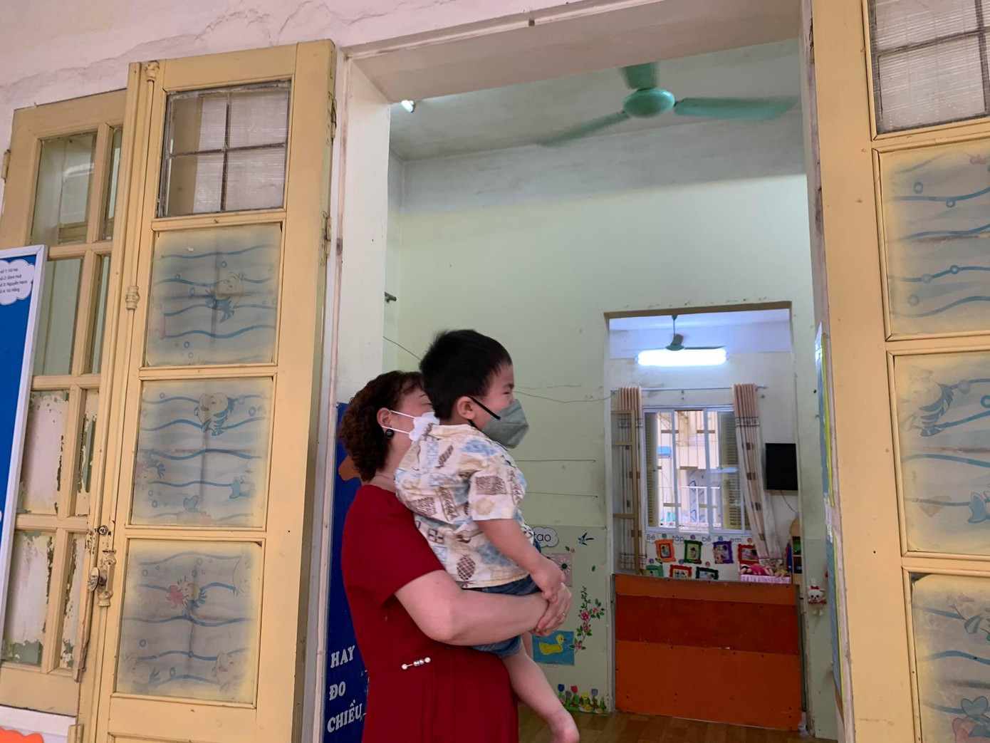 Học sinh khóc hết nước mắt Học sinh khóc hết nước mắt