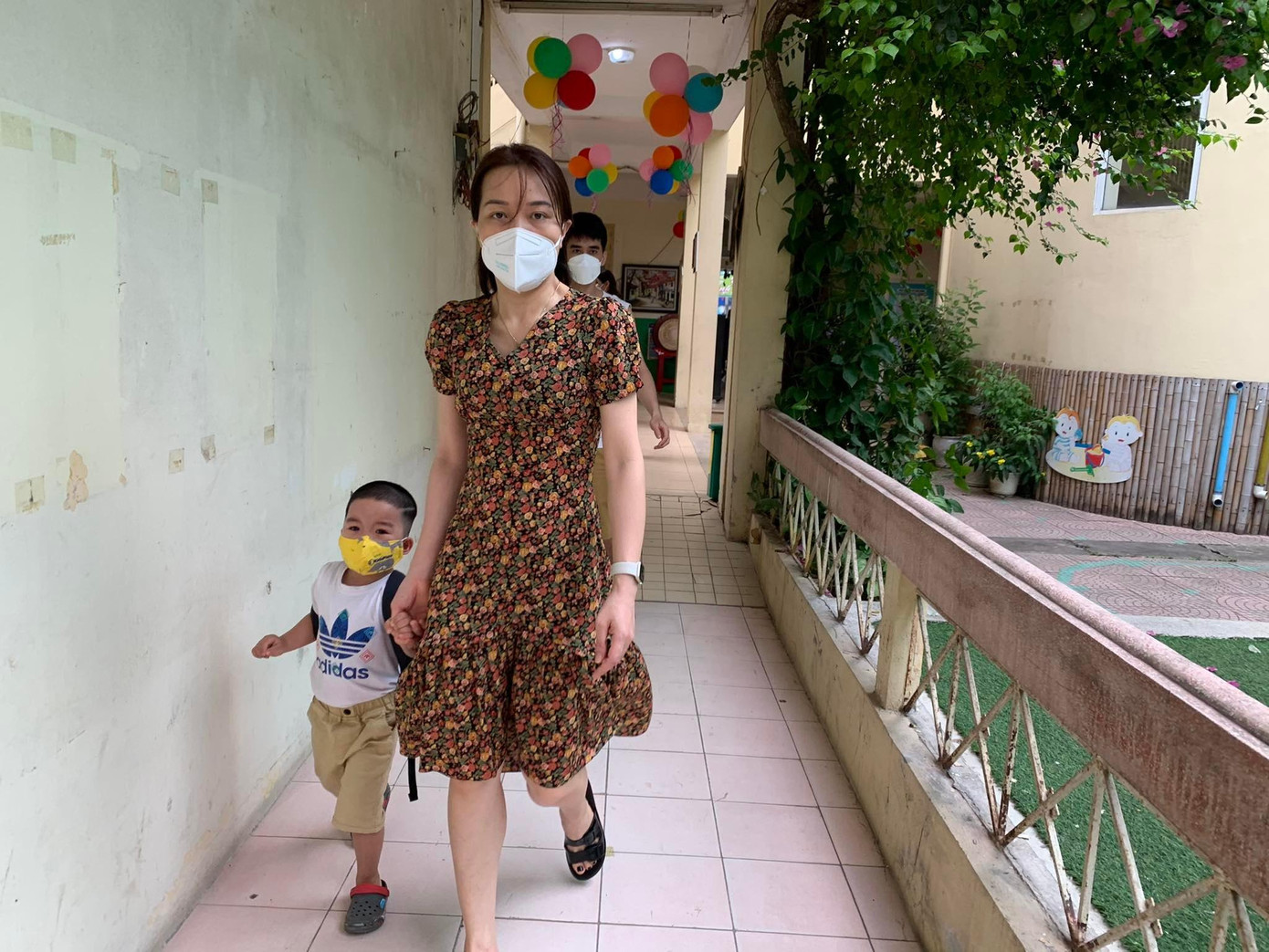 Theo thống kê của Sở GD&ĐT Hà Nội, tỷ lệ phụ huynh đăng ký cho trẻ trở lại trường từ ngày 13/4 đạt 80%. Báo cáo từ các Phòng GD&ĐT cho thấy, trong dịp nghỉ lễ vừa qua, nhiều trường, nhóm lớp đã rà soát, hoàn thiện các điều kiện để sẵn sàng đón trẻ trở lại trường. Theo thống kê của Sở GD&ĐT Hà Nội, tỷ lệ phụ huynh đăng ký cho trẻ trở lại trường từ ngày 13/4 đạt 80%. Báo cáo từ các Phòng GD&ĐT cho thấy, trong dịp nghỉ lễ vừa qua, nhiều trường, nhóm lớp đã rà soát, hoàn thiện các điều kiện để sẵn sàng đón trẻ trở lại trường.