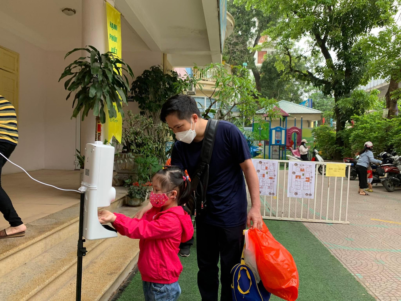 Học sinh và phụ huynh đo thân nhiệt trước khi vào trường Mầm non Hoa Hồng, quận Đống Đa, Hà Nội. Học sinh và phụ huynh đo thân nhiệt trước khi vào trường Mầm non Hoa Hồng, quận Đống Đa, Hà Nội.