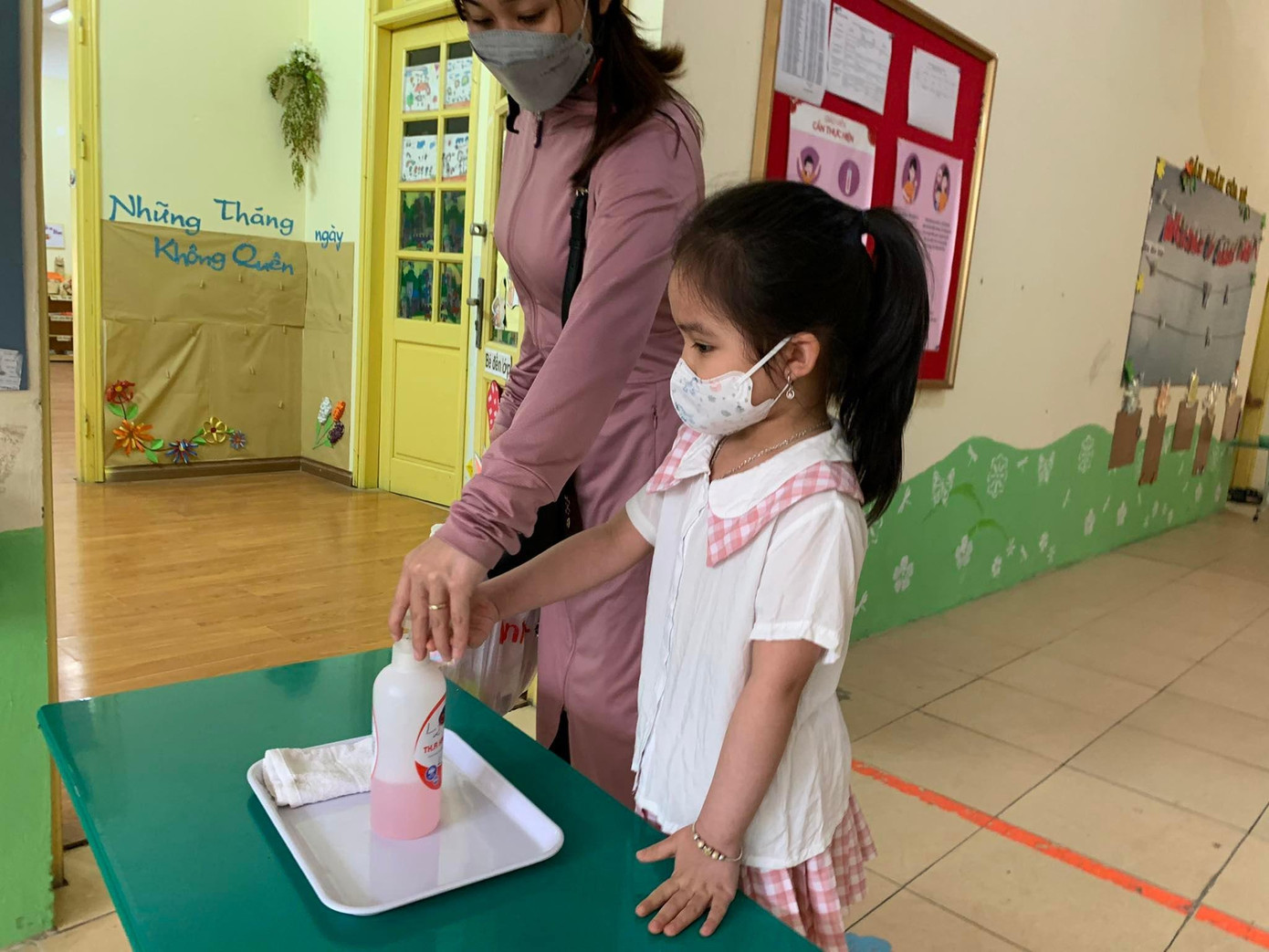 Ông Trần Thế Cương, Giám đốc Sở GD&ĐT Hà Nội đề nghị các trường, cơ sở mầm non tiếp tục tuyên truyền tới phụ huynh để tiếp tục nâng tỷ lệ trẻ đến trường cao hơn mức trên 80% so với tỷ lệ khảo sát. Ông cũng yêu cầu các trường tuyệt đối không chủ quan, lơ là dù tình hình dịch bệnh đã cơ bản được kiểm soát. Ông Trần Thế Cương, Giám đốc Sở GD&ĐT Hà Nội đề nghị các trường, cơ sở mầm non tiếp tục tuyên truyền tới phụ huynh để tiếp tục nâng tỷ lệ trẻ đến trường cao hơn mức trên 80% so với tỷ lệ khảo sát. Ông cũng yêu cầu các trường tuyệt đối không chủ quan, lơ là dù tình hình dịch bệnh đã cơ bản được kiểm soát.