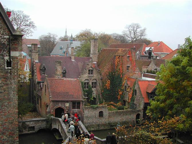 Thời gian đầu, người ta cho xây dựng những bức tường và các con kênh mới