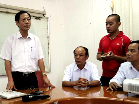 Ban lãnh đạo Công ty TNHH Vật liệu đặc biệt Giai Đức Việt Nam trả lời báo chí