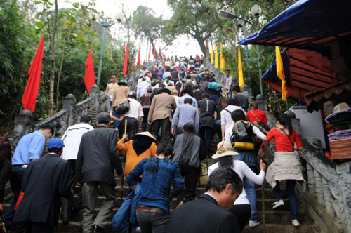 Ngay từ sáng sớm mồng 10 tháng Giêng, hàng ngàn người đã đổ về thăm quan di tích thắng cảnh Yên Tử