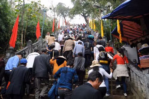 Ngay từ sáng sớm mồng 10 tháng Giêng, hàng ngàn người đã đổ về thăm quan di tích thắng cảnh Yên Tử