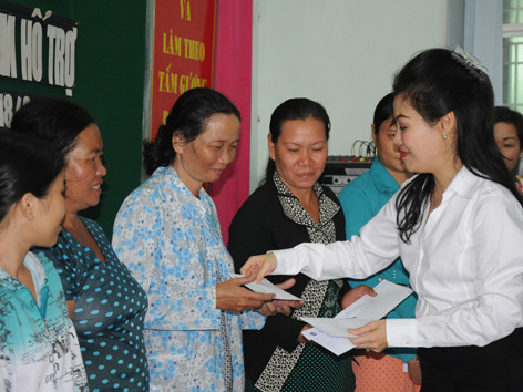 Hỗ trợ cho những người dân sau lốc xoáy. Hỗ trợ cho những người dân sau lốc xoáy