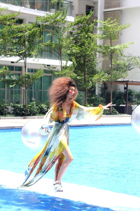 Ngọc Thúy cũng bị loạng choạng khi đi trên sàn diễn