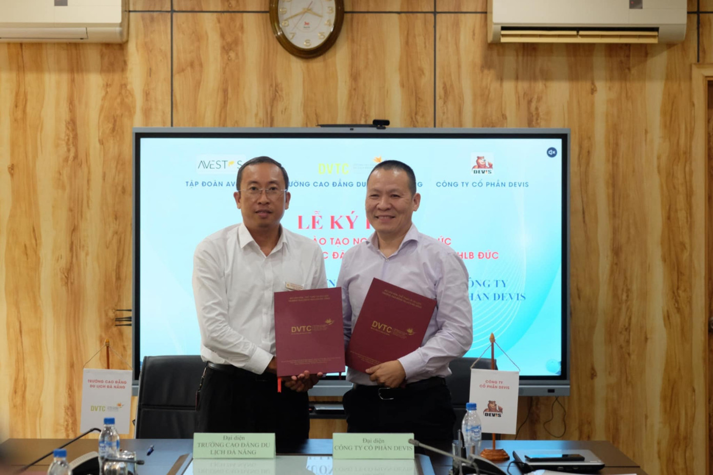 Trường CĐ Du lịch Đà Nẵng ký kết hợp tác với Tập đoàn Aveston và Công ty CP Devis Trường CĐ Du lịch Đà Nẵng ký kết hợp tác với Tập đoàn Aveston và Công ty CP Devis