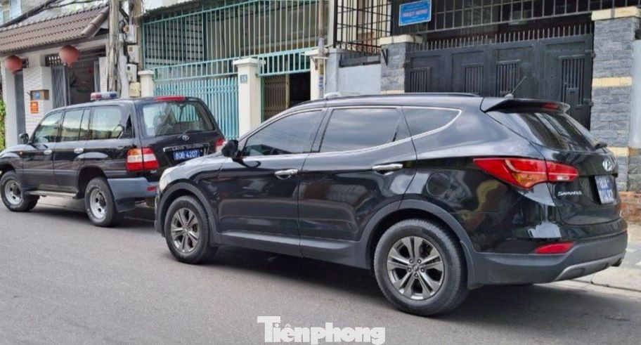 Hai xe biển xanh xuất hiện trước nhà cựu lãnh đạo tỉnh Bình Thuận.