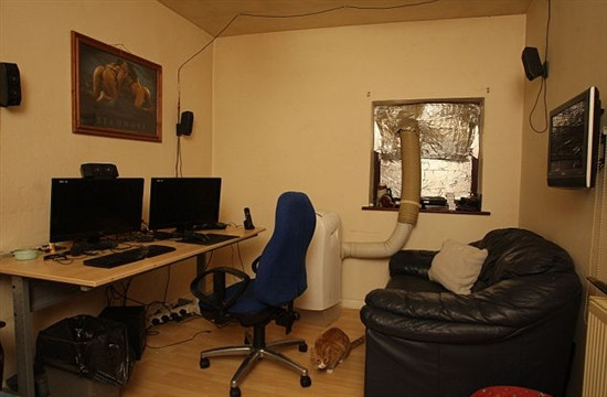 Chỉ với hai máy tính, Ryan có thể tấn công vào các trang web quan trọng của Anh và Mỹ. Chỉ với hai máy tính, Ryan có thể tấn công vào các trang web quan trọng của Anh và Mỹ