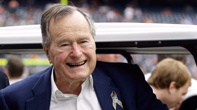 Cựu tổng thống George H.W. Bush rời bệnh viện hồi cuối tháng 12 năm 2012 