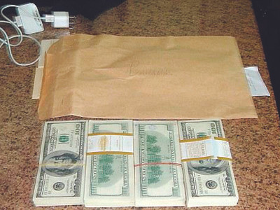 Phong bì 10.000 USD được cho là của ông Bin Hammam dùng làm “quà tặng” Ảnh: PA . Phong bì 10.000 USD được cho là của ông Bin Hammam dùng làm “quà tặng” Ảnh: PA