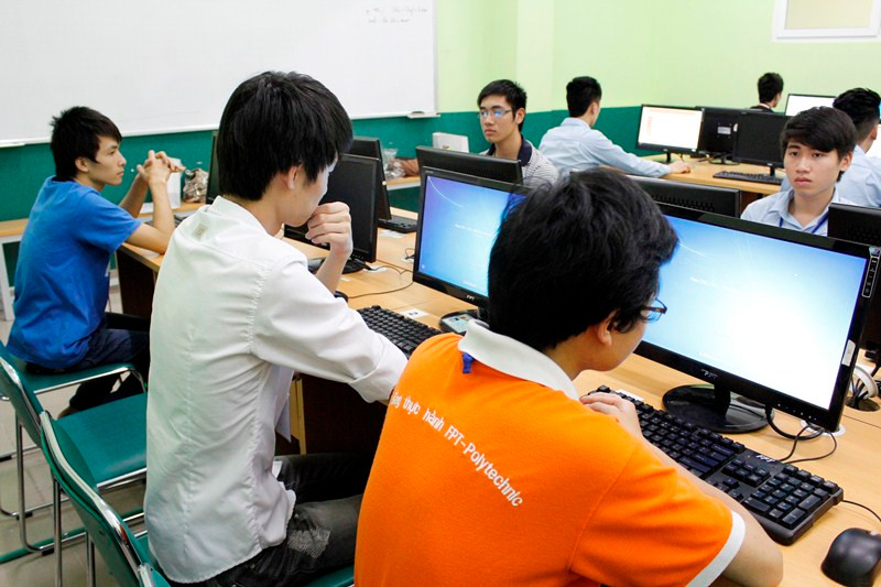 Các thí sinh tập trung làm bài