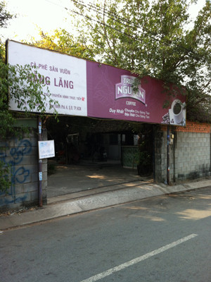 Cà phê Bằng Lăng với vẻ ngoài bình lặng. Ảnh: L.N