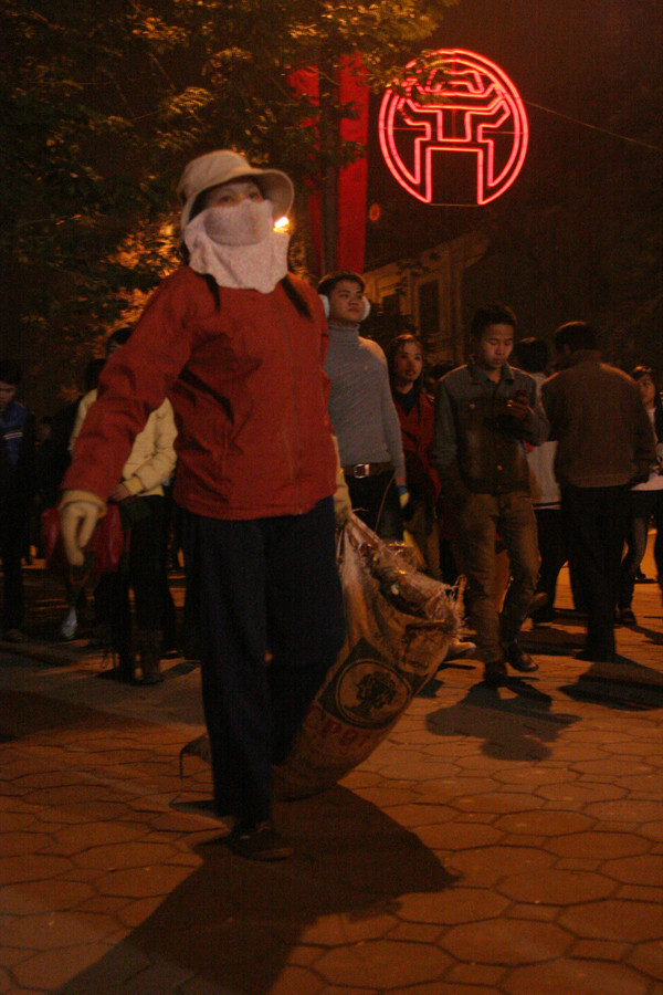 hiều chỗ phải dùng tay để thu gom rá