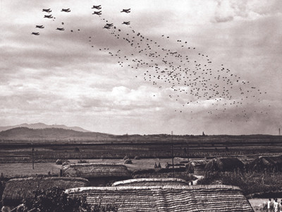 Lính dù của Mỹ đổ bộ gần thị trấn Sukchon và Sunchon của Triều Tiên hôm 20/10/1950. Nguồn: AP