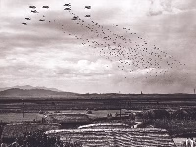 Lính dù của Mỹ đổ bộ gần thị trấn Sukchon và Sunchon của Triều Tiên hôm 20/10/1950. Nguồn: AP