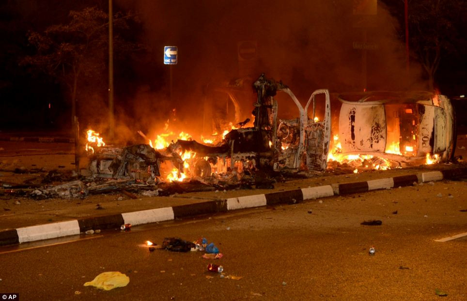 Vụ bạo loạn tồi tệ nhất trong 40 năm qua ở Singapore