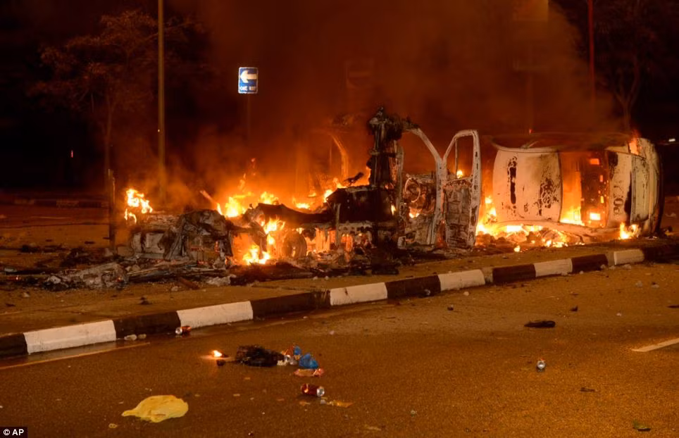 Vụ bạo loạn tồi tệ nhất trong 30 năm qua ở Singapore. Vụ bạo loạn tồi tệ nhất trong 40 năm qua ở Singapore