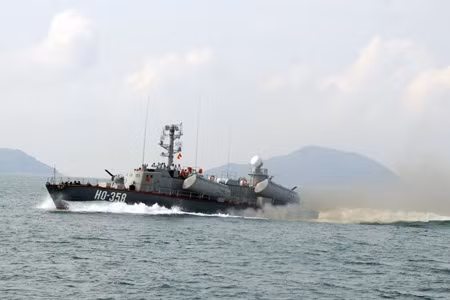Tàu Vùng 3 thi thực hành trên biển