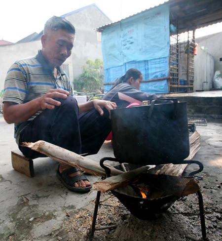 Ông Hào và bữa cơm nấu ở góc sân