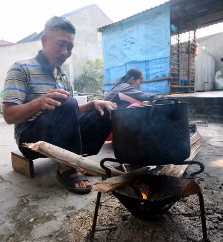 Ông Hào và bữa cơm nấu ở góc sân