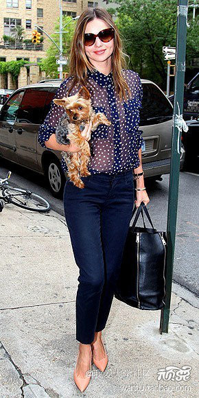 Siêu mẫu chọn quần jeans đơn giản kết hợp cùng áo khoác da bông, túi Prada và một chiếc khăn sáng màu. Cô nàng gây ấn tượng mạnh khi xuống phố với váy bút chì da rắn Balenciaga và áo sơ mi đen. Miranda nổi bật với chiếc quần da đen kết hợp cùng áo len Isabel Marant xuyệt tông với giày cao gót màu đỏ. Miranda biết chính xác làm thế nào để đôi chân dài của cô nàng được tỏa sáng trên phố. Legging da, sơmi trắng và giầy cao gót đen đã giúp cô nàng có bộ cánh hoàn hảo.